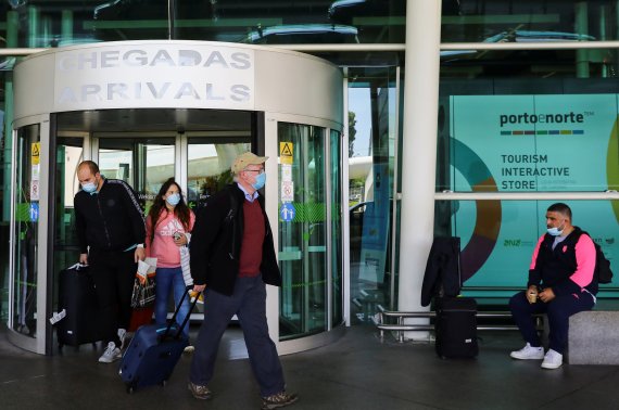포르투갈이 영국과 대부분의 유럽연합(EU) 국가 여행객들의 입국을 허용하기 시작한 지난 17일(현지시간) 포르투 국제공항에서 승객들이 청사를 빠져나오고 있다.로이터뉴스1