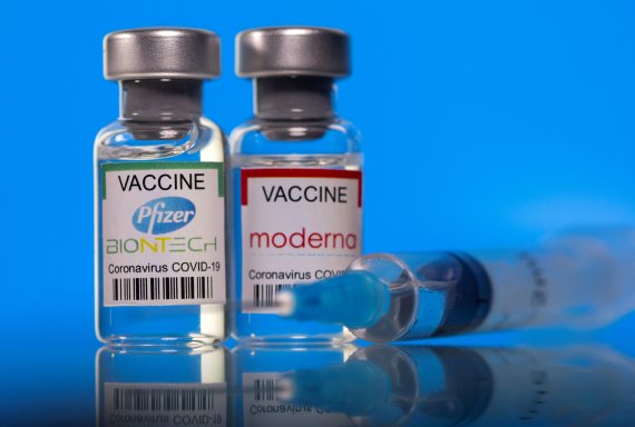 미국이 오는 6월말까지 총 2000만회분의 코로나19 백신을 전 세계에 공급하겠다고 밝힌 백신에 포함된 화이자와 모더나 백신. /사진=로이터뉴스1