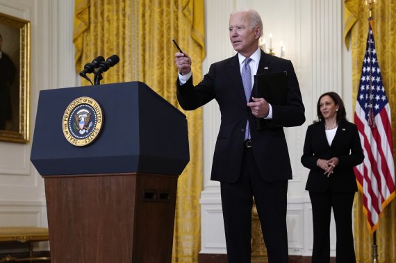 조 바이든(왼쪽) 미국 대통령이 17일(현지시간) 워싱턴 백악관 이스트룸에서 카멀라 해리스 부통령이 배석한 가운데 코로나19 백신 해외지원 확대 방안을 발표한 뒤 기자들의 질문을 받고 있다. AP뉴시스