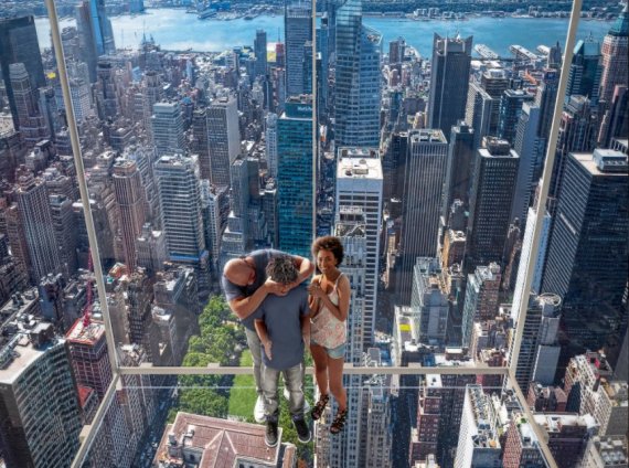 원 밴더빌트 빌딩 외벽을 타고 오르내리는 투명 승강기 / 사진=6sqft 제공