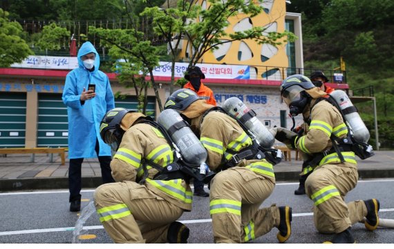 전북소방본부가 임실군 전북119안전체험관에서 '2021년 현장에 강한 소방관 선발대회'를 실시했다. 전북지역 13개 소방서에서 선발된 13개 팀이 화재진압과 관련한 기량을 겨뤘다.2021.5.18/© 뉴스1