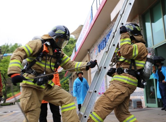 전북소방본부가 임실군 전북119안전체험관에서 '2021년 현장에 강한 소방관 선발대회'를 실시했다. 전북지역 13개 소방서에서 선발된 13개 팀이 화재진압과 관련한 경기를 펼쳤다.2021.5.18/© 뉴스1