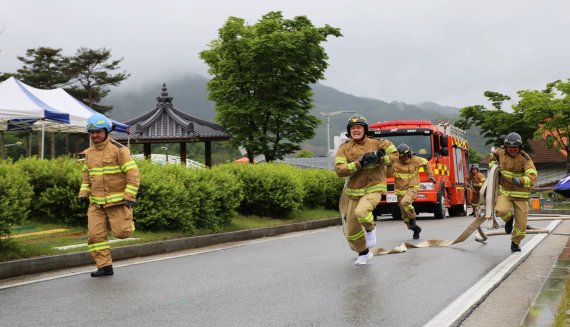 전북소방본부가 임실군 전북119안전체험관에서 '2021년 현장에 강한 소방관 선발대회'를 실시했다. 전북지역 13개 소방서에서 선발된 13개 팀이 화재진압과 관련한 경기를 펼쳤다.2021.5.18/© 뉴스1
