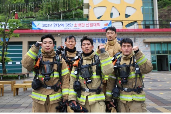 전북소방본부가 임실군 전북119안전체험관에서 '2021년 현장에 강한 소방관 선발대회'를 실시했다. 전북지역 13개 소방서에서 선발된 13개 팀이 화재진압과 관련한 경기를 펼쳤다.2021.5.18/© 뉴스1