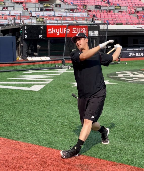 코뼈 골절상을 당한 황재균이 부상 후 첫 실외 훈련을 진행했다.(KT 위즈 제공)© 뉴스1