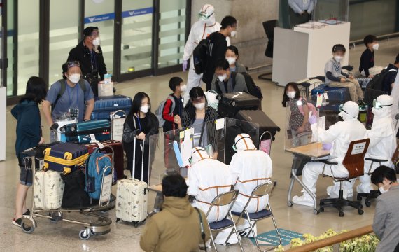 지난 4일 오전 인도 첸나이에서 비스타라항공사 특별 부정기편으로 인천국제공항에 도착한 교민들이 입국장으로 들어서고 있다. 사진=뉴시스