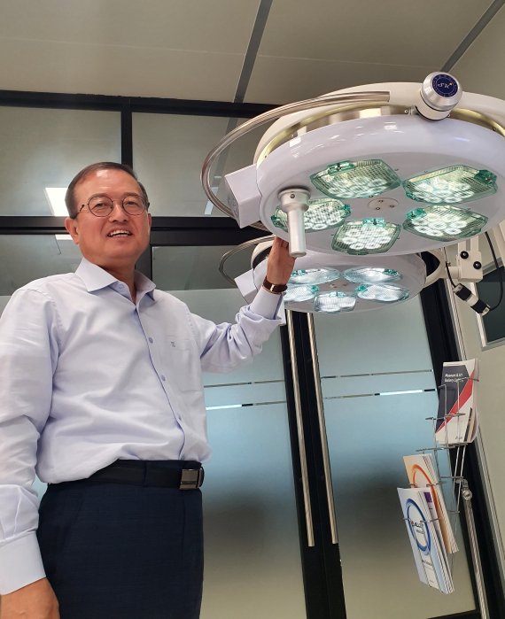 올릭스가 개발 중인 의료용 LED에 대해 설명하는 안종욱 대표.