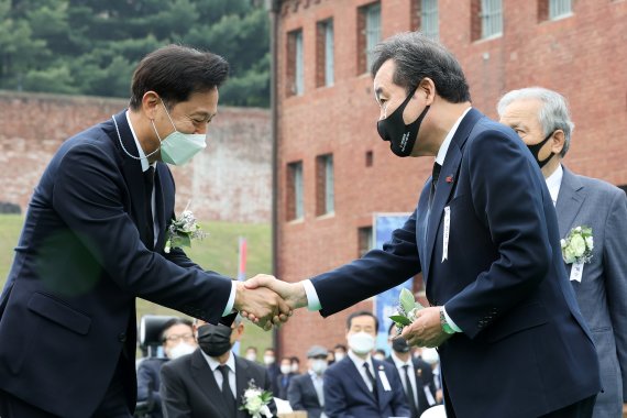 이낙연 전 더불어민주당 대표(오른쪽)와 오세훈 서울시장이 18일 서울 서대문형무소 역사관에서 열린 5·18민중항쟁 제40+1주년 서울기념식에 참석해 인사를 나누고 있다. 뉴스1