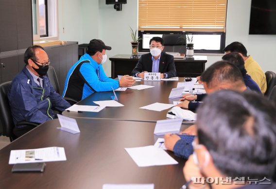 구좌읍 상도리를 찾아 현장행정에 나선 안동우 제주시장(가운데). [제주시 제공]