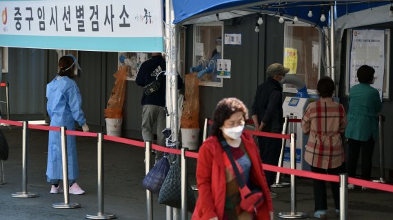 코로나19 신규 확진자 수가 600명 대로 집계된 19일 오전 서울역 선별검사소에 검사를 받으러 온 시민들이 줄지어 서있다. /사진=서동일 기자