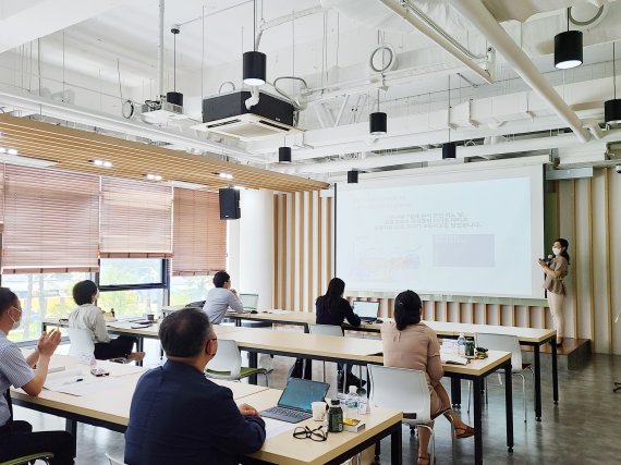한국프랜차이즈산업협회 강서교육장(SBA 국제유통센터)에서 가맹본부 재직자들이 교육을 수강하고 있다.