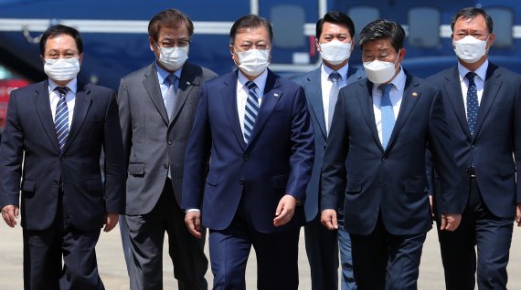 [성남=뉴시스]추상철 기자 = 문재인 대통령이 19일 오후 경기 성남시 서울공항에 한미 정상회담 참석차 출국하기 위해 도착해 유영민 비서실장, 전해철 행정안전부 장관과 함께 이동하고 있다. 2021.05.19. scchoo@newsis.com <저작권자ⓒ 공감언론 뉴시스통신사. 무단전재-재배포 금지.> /사진=뉴시스화상