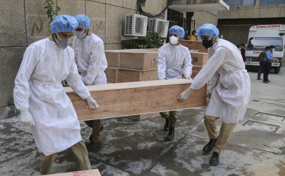 인도 자무캐시미르주 재난대응군 소속 병사들이 자무의 한 국립병원 외부에서 빈 관을 나르고 있다. AP뉴시스