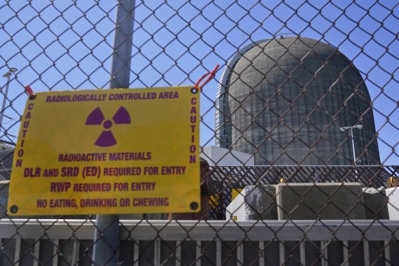미국 뉴욕시 북부 지역의 인디언포인트 핵발전소 외곽 철망에 4월 26일(현지시간) 방사성 물질을 경고하는 경고문이 붙어있다. 빌 게이츠 마이크로소프트(MS) 공동창업자는 원전이 기후위기 대응을 위한 최선의 선택이라고 주장하고 있지만 많은 과학자들은 원전이 지구에는 재앙이라고 맞서고 있다. AP뉴시스