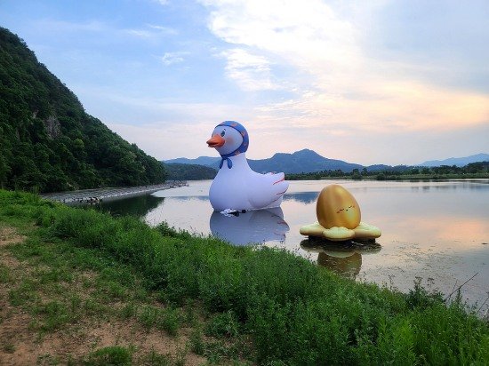 낙동강에 초대형 오리알 떴다.."역발상에 새로운 볼거리"