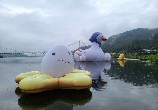 낙동강에 초대형 오리알 떴다.."역발상에 새로운 볼거리"