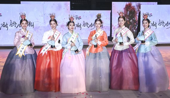 왼쪽부터 정(貞) 이한나 , 숙(淑) 윤진주, 현(賢) 김은지, 진(眞) 김민설, 선(善) 김민지, 미(美) 이사라 *재판매 및 DB 금지