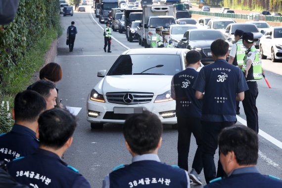 서울지방경찰청 과태료징수팀과 서울시 38세금조사관들이 2019년 9월 24일 경부고속도로 상행선 서초IC에서 반포IC 구간에서 체납·대포차 일제 합동단속을 실시하고 있는 모습. © News1 /사진=뉴스1