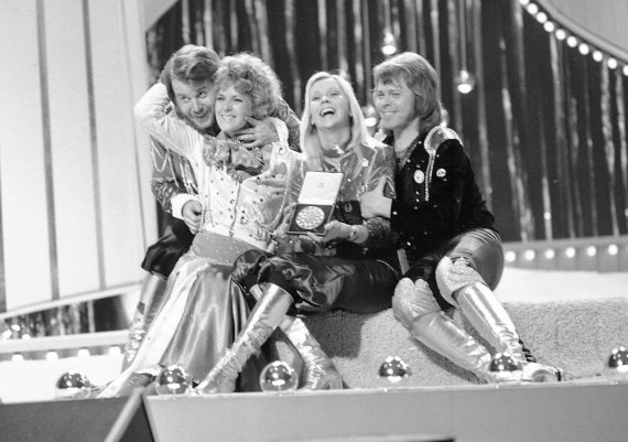 1974년 4월 6일 영국 브라이턴의 브라이튼 돔에서 스웨덴 팝 그룹 '아바(ABBA)'가 자신들의 신곡 '워털루'로 유로비전 무대를 석권한 뒤 자축하고 있다.AP뉴시스