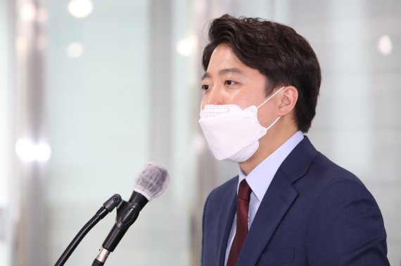 진중권, ‘할당제 반대’ 이준석에 “공부 안 해서 인식수준 천박”