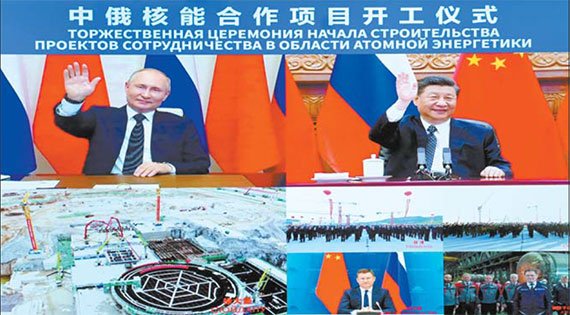 블라디미르 푸틴 러시아 대통령(왼쪽)과 시진핑 중국 국가주석이 20일 화상으로 톈완·쉬다바오 원전 착공식에 참여하고 있다. 뉴시스