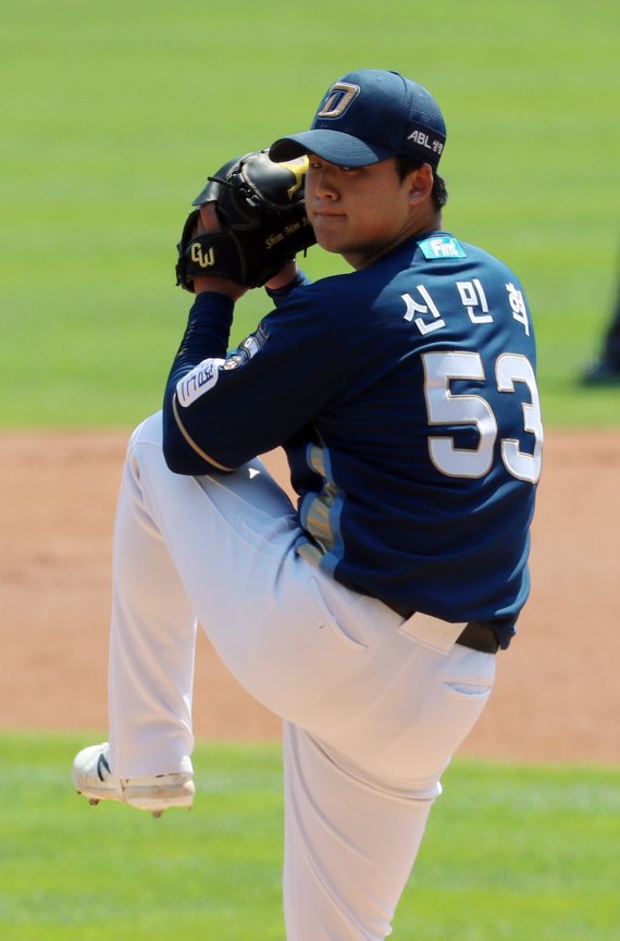 [서울=뉴시스]고승민 기자 = 19일 서울 잠실야구장에서 열린 2021 KBO 리그 NC 다이노스 대 LG 트윈스 경기, 1회말 엘지 공격 NC 선발투수 신민혁이 역투하고 있다. 2021.05.19. kkssmm99@newsis.com