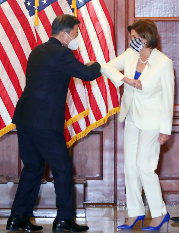 [워싱턴=뉴시스]추상철 기자 = 문재인 대통령이 20일 오후(현지시간) 미국 워싱턴 국회의사당을 방문해 낸시 펠로시 미국 연방하원의회 의장 및 하원 지도부와 간담회를 하기에 앞서 인사를 나누고 있다. 2021.05.21. scchoo@newsis.com /사진=뉴시스