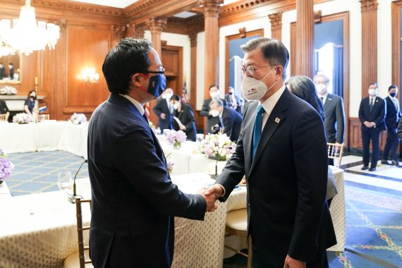 文대통령 앞에서 울먹인 한국계 美의원 "감격적이다"