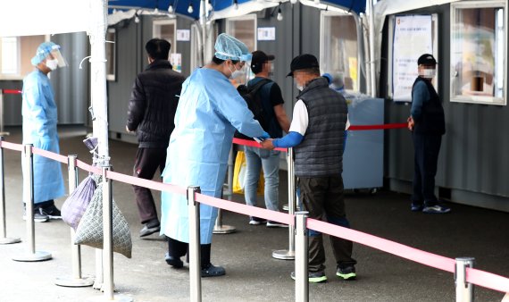 18일 오전 서울 중구 서울역광장에 마련된 코로나19 임시선별검사소에서 시민들이 코로나19 검사를 받기 위해 이동하고 있다. 사진=뉴시스
