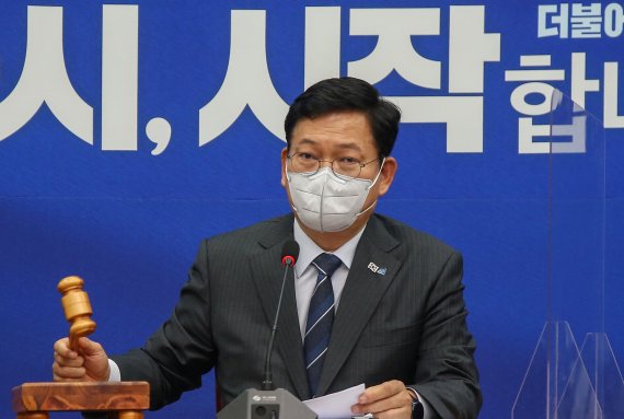 송영길 더불어민주당 대표가 21일 오전 국회에서 열린 최고위원회의에서 의사봉을 두드리고 있다.