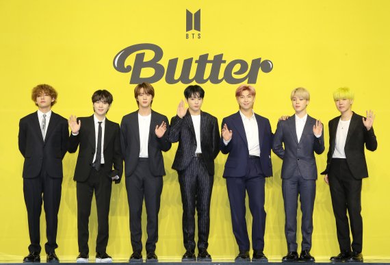 그룹 방탄소년단(BTS)의 뷔(왼쪽부터), 슈가, 진, 정국, RM, 지민, 제이홉이 지난달 21일 서울 송파구 올림픽공원 올림픽홀에서 열린 새 디지털 싱글 'Butter'(버터) 발매 기념 글로벌 기자간담회에 참석해 포즈를 취하고 있다. / 사진=뉴시스