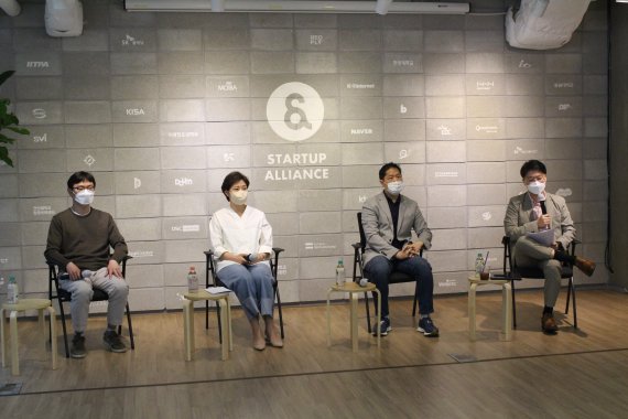 숭실대 김용희 교수(오른쪽 첫 번째) 진행으로 21일 열린 한국인터넷기업협회(인기협) 주관 굿인터넷클럽 현장 모습. 인기협 제공