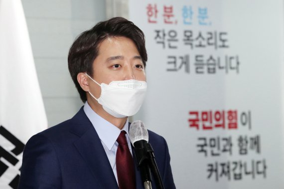 [서울=뉴시스]국회사진기자단 = 국민의힘 이준석 전 최고위원이 20일 서울 여의도 중앙당사에서 당 대표 출마 선언 기자회견을 하고 있다. 2021.05.20. photo@newsis.com /사진=뉴시스