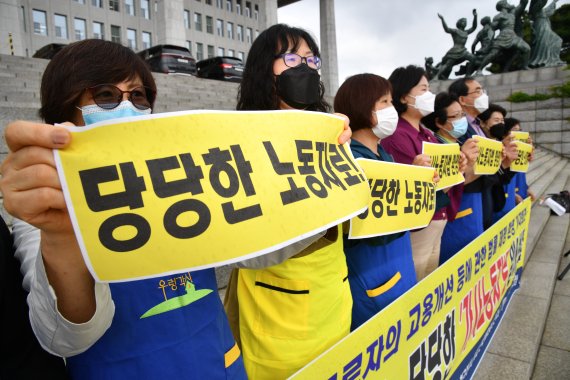 지난해 5월 21일 오후 서울 여의도 국회에서 열린 '가사노동자 고용개선법 통과, 환영 기자회견'에서 참석자들이 구호를 외치고 있다. /사진=뉴시스