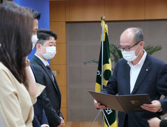 유찬형 농협중앙회 부회장(오른쪽)이 21일 서울시 중구 농협중앙회 본관에서 개최된 '함께하는 농협 SNS 홍보단 발대식'에 참석해 홍보단원들에게 임명장을 수여하고 있다. /사진=농협중앙회