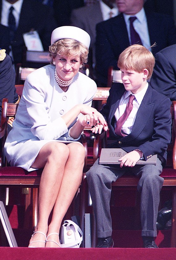 1995년 5월 7일 런던의 하이드 파크에서 열린 국빈 추도식에 참석한 다이애나와 아들 해리 왕자. /로이터 뉴스1