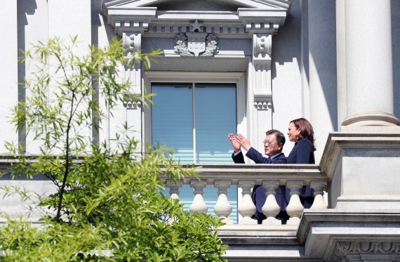 [워싱턴=뉴시스]추상철 기자 = 미국을 방문중인 문재인 대통령이 21일 오전(현지시간) 미국 워싱턴 아이젠하워 행정동에서 카멀라 해리스 미국 부통령 접견 중 발코니에서 대화하고 있다. 2021.05.21. scchoo@newsis.com <저작권자ⓒ 공감언론 뉴시스통신사. 무단전재-재배포 금지.> /사진=뉴시스화상