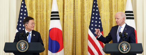 [워싱턴=뉴시스]추상철 기자 = 문재인 대통령과 조 바이든 미국 대통령이 21일 오후(현지시간) 미국 워싱턴 백악관 이스트룸에서 한-미 정상회담 공동기자회견을 하고 있다. 2021.05.22. scchoo@newsis.com /사진=뉴시스