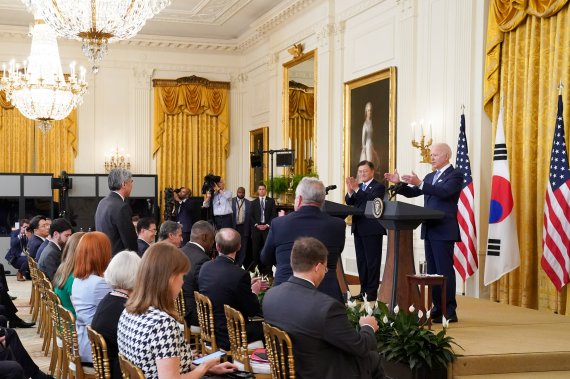 문재인 대통령이 21일 오후(현지시간) 미국 워싱턴 백악관 이스트룸에서 조 바이든 미국 대통령과 공동기자회견을 하고 있다.