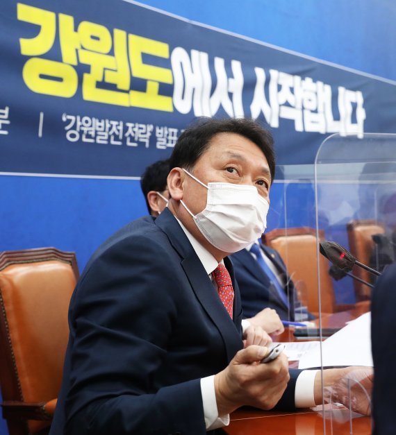 [서울=뉴시스]최동준 기자 = 이광재 더불어민주당 의원이 11일 오전 서울 여의도 국회에서 열린 '강원발전 전략' 발표 기자간담회에서 지역 발전 전략을 발제하고 있다. (공동취재사진) 2021.05.11. photo@newsis.com