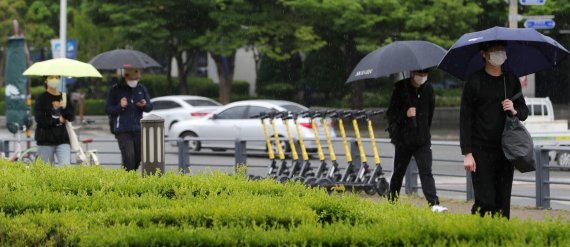 지난 10일 전북 지역 한 대학교 앞에서 학생들이 발걸음을 옮기고 있다./뉴스1 © News1
