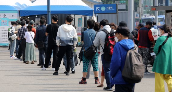 서울시 중구 서울역광장에 마련된 '코로나19 중구임시선별검사소'에서 시민들이 검사를 받기 위해 줄 서 있다. 사진=뉴시스