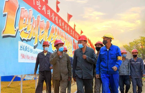 (평양 노동신문=뉴스1) = 북한 노동당 기관지 노동신문은 23일 평양시 1만 세대 살림집 건설장을 조명했다. 대외건설국려단의 지휘관들과 건설자들이 새 기준, 새 기록을 창조하며 살림집 건설 속도를 계속 높이고 있다고 소개했다. [국내에서만 사용가능. 재배포 금지. DB 금지. For Use Only in the Republic of Korea. Redistribution Prohibited] rodongphoto@news1.kr