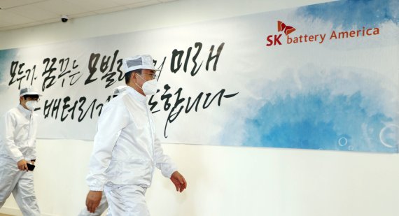 [애틀랜타=뉴시스]추상철 기자 = 문재인 대통령이 22일(현지시간) 미국 조지아주에 있는 SK이노베이션 전기차 배터리공장을 방문하고 있다. 2021.05.23. scchoo@newsis.com