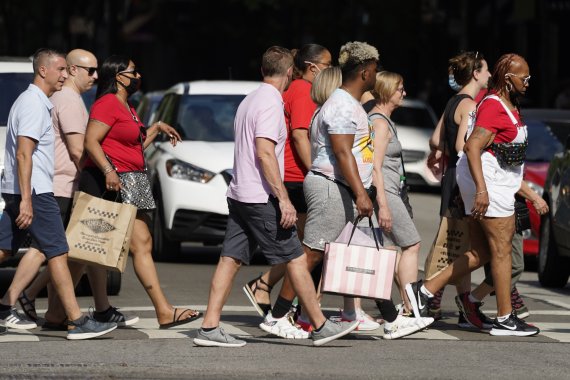 미국 일리노이주 시카고에서 5월 22일(현지시간) 시민들이 쇼핑을 마친 뒤 쇼핑백을 들고 길을 건너고 있다. AP뉴시스
