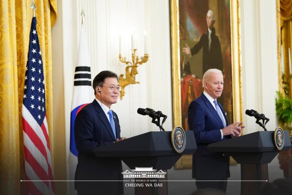 문재인 대통령과 조 바이든 미국 대통령이 21일 오후(현지시간) 한미정상회담 뒤 백악관 이스트룸에서 공동 기자회견을 하고 있다. 청와대 페이스북 제공. 사진=뉴스1