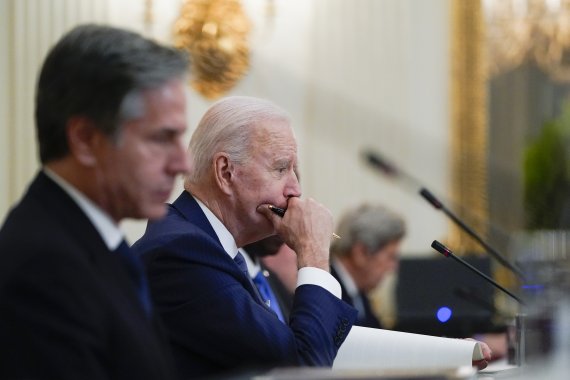 지난 21일(현지시간) 미국 워싱턴 백악관에서 열린 한미 정상회담 자리에서 토니 블링컨 미국 국무장관(왼쪽)이 조 바이든 미국 대통령 옆에 앉아있다.AP뉴시스