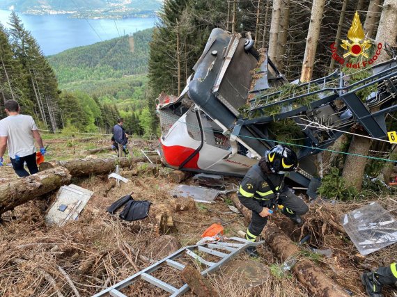 지난 23일(현지시간) 이탈리아 북부 피아몬테 지역에서 케이블카 추락 사고가 발생해 구조대원들이 잔해를 뒤지고 있다. / 사진=AP뉴시스