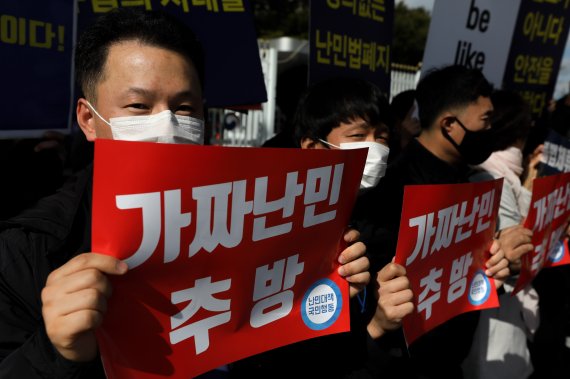 법무부가 제주에서 난민 신청을 한 예멘인 중 330명에게 인도적 체류허가를 내린 지난 2018년10월 서울 종로구 정부서울청사 앞에서 난민대책국민행동 등 시민단체 회원들이 정부의 예멘인 난민심사 결정에 대한 긴급 기자회견을 하고 있다. 2018.10.18/뉴스1 © News1 성동훈 기자