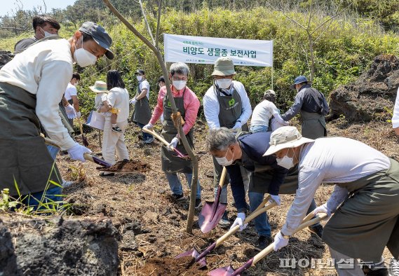 아모레퍼시픽그룹 이니스프리 모음재단이 지난 22일 제주시 한림읍 비양도 공유지에 (사)제주 생명의 숲·비양리 마을회와 함께 자귀나무 등을 식재했다.